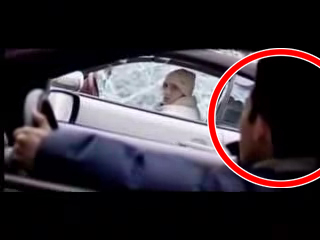 Se pare ca Vlad Cosma a fost chiar cel care si-a condus propria masina la filmari foto: youtube.com