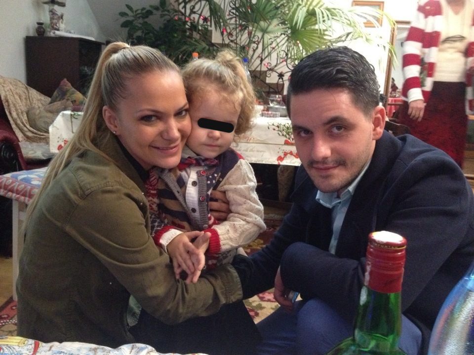 Sienna, alaturi de mama si unchiul sau