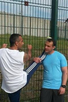 Aflat intr-o inchisoare din Franta, Frank se antreneaza cate cinci ore pe zi