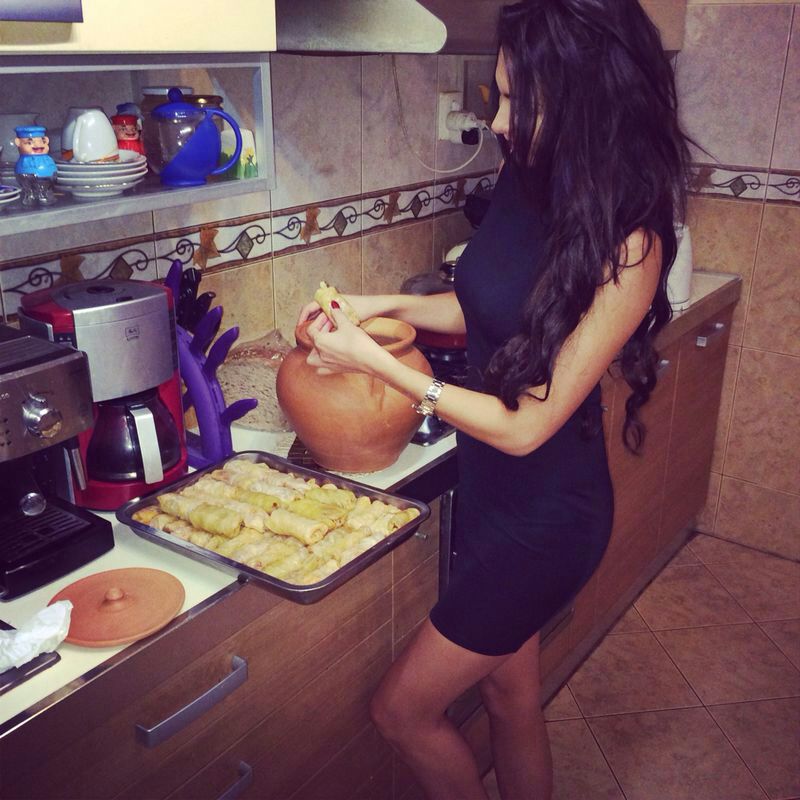 Iubitul ei a fost foarte impresionat de rochia pe care bruneta a ales-o