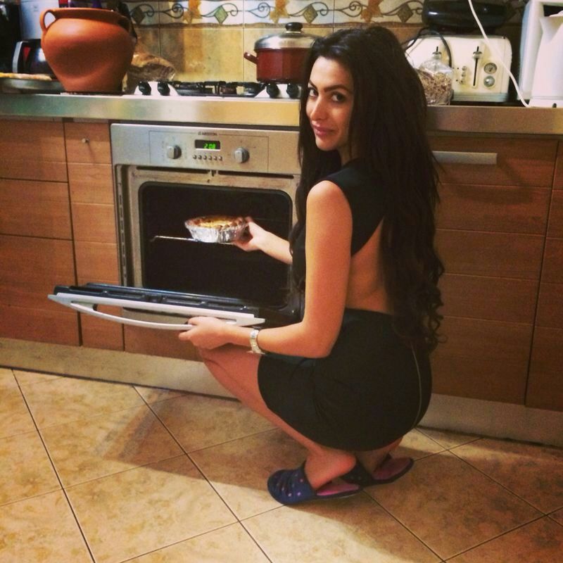 Bruneta este foarte mandra de pasca pe care a pregatit-o