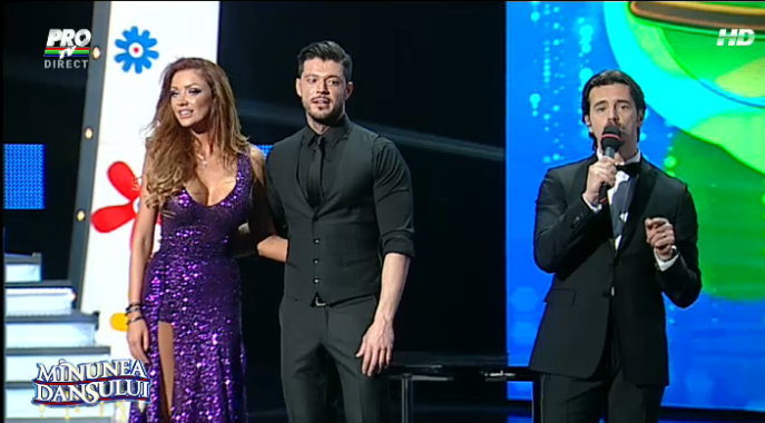 Chiar si dupa finalul dansului, cei doi fosti soti au continuat sa se tina in brate foto: PRO TV