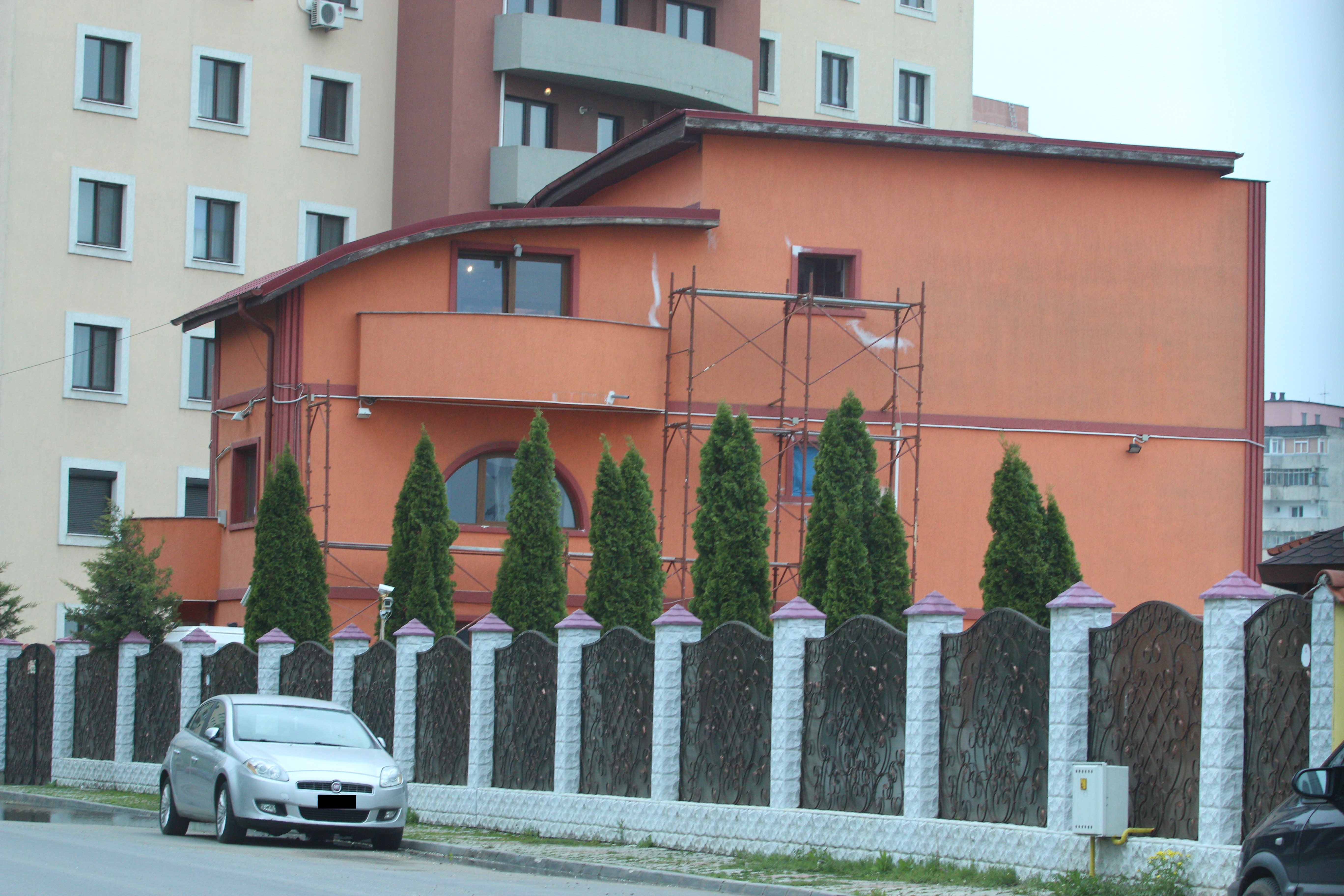 In curtea lui Florin Salam s-au ridicat mandre cateva schele de lucru