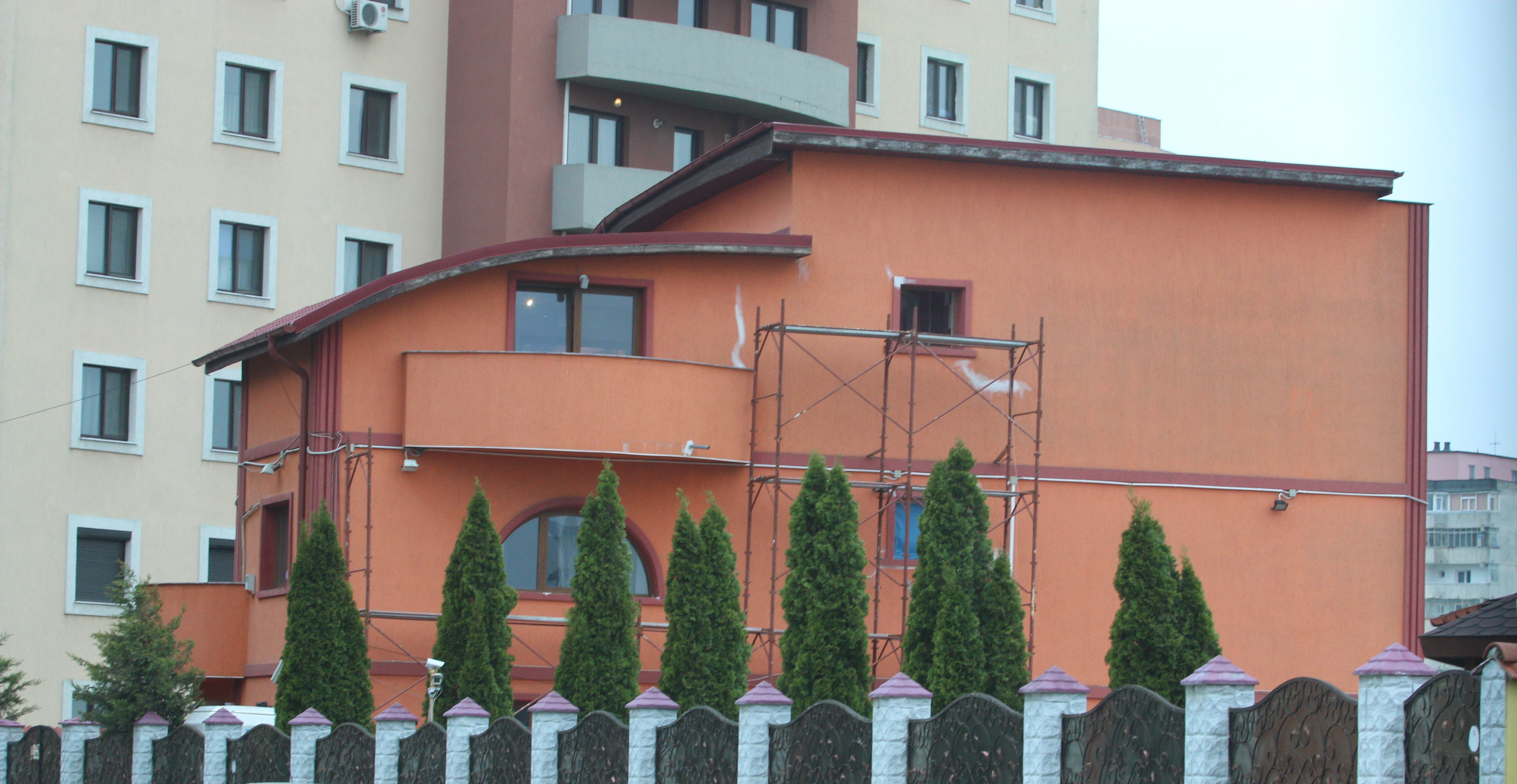 Chiar si de la distanta, se pot vedea cu usurinta zonele cu probleme de pe peretii exteriori ai casei