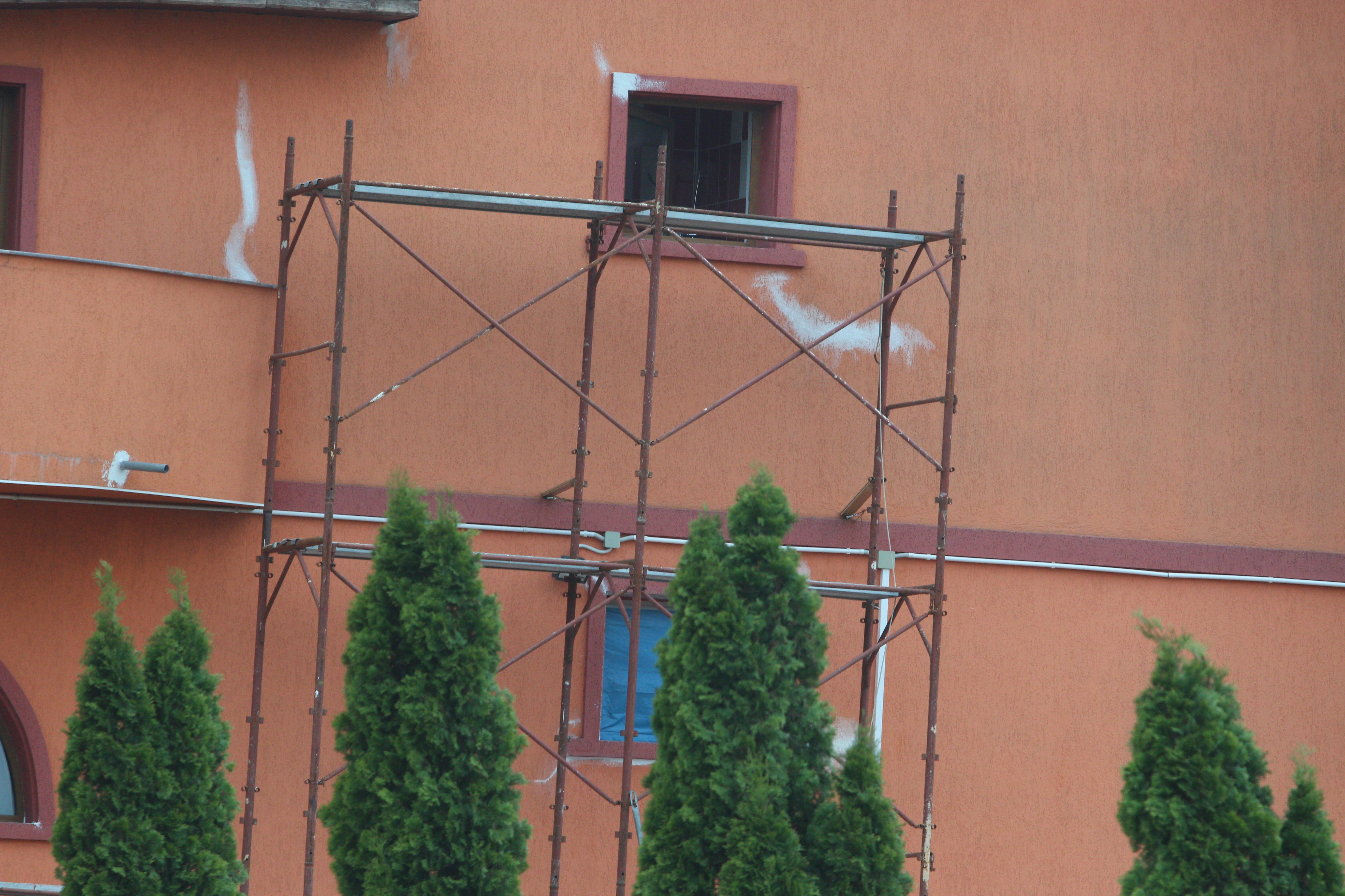 De aproape, insa, situatia pare si mai grava. Tencuiala a cazut in mai multe locuri