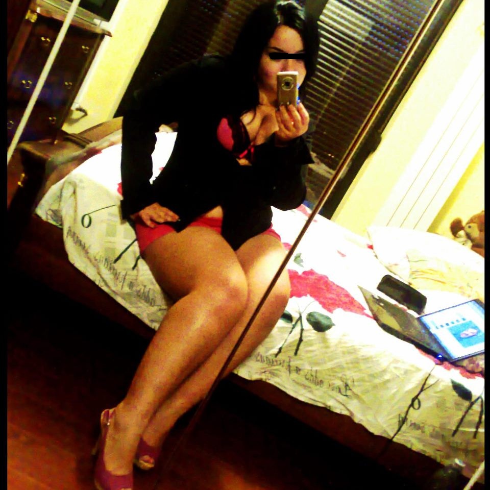 Iubita lui Pacha nu se sfieste sa pozeze sexy