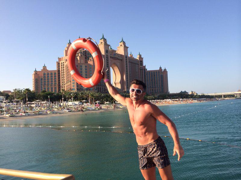 Fostul iubit al Roxanei Vancea nu este deloc strain de plajele din Emirate