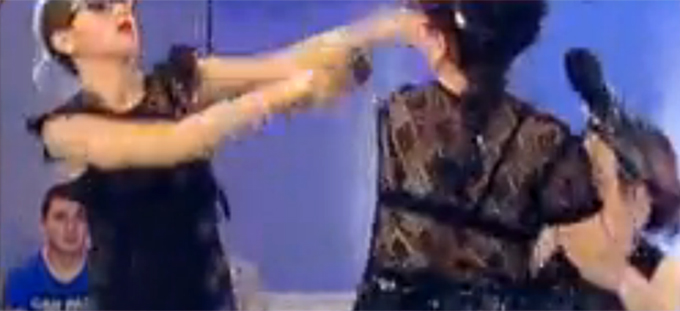 Dana Roba si Rodica Morosanca si-au tras palme si pumni in direct