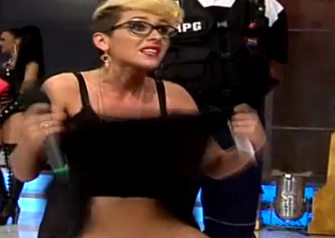 Tanara si-a ridicat fusta in pauza publicitara