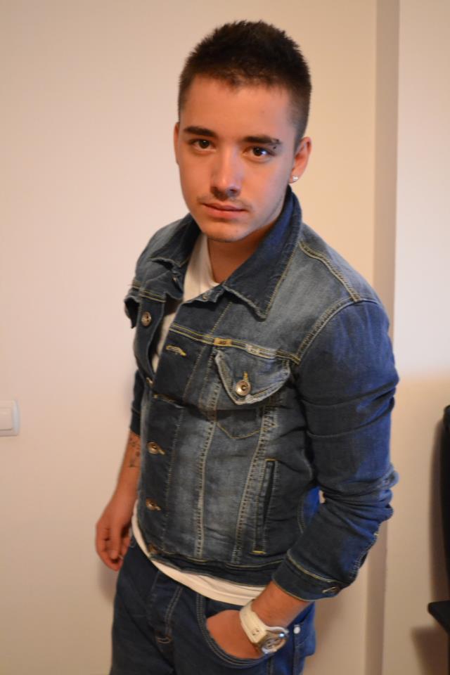 Desi si-a renovat apartamentul parintilor din Focsani, Adrian s-a mutat cu chirie in Bucuresti foto: Facebook