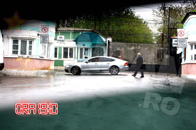 Soferul lui Borcea a tras masina in fata portii penitenciarului, unde a asteptat-o pe Pelinel aproape o ora