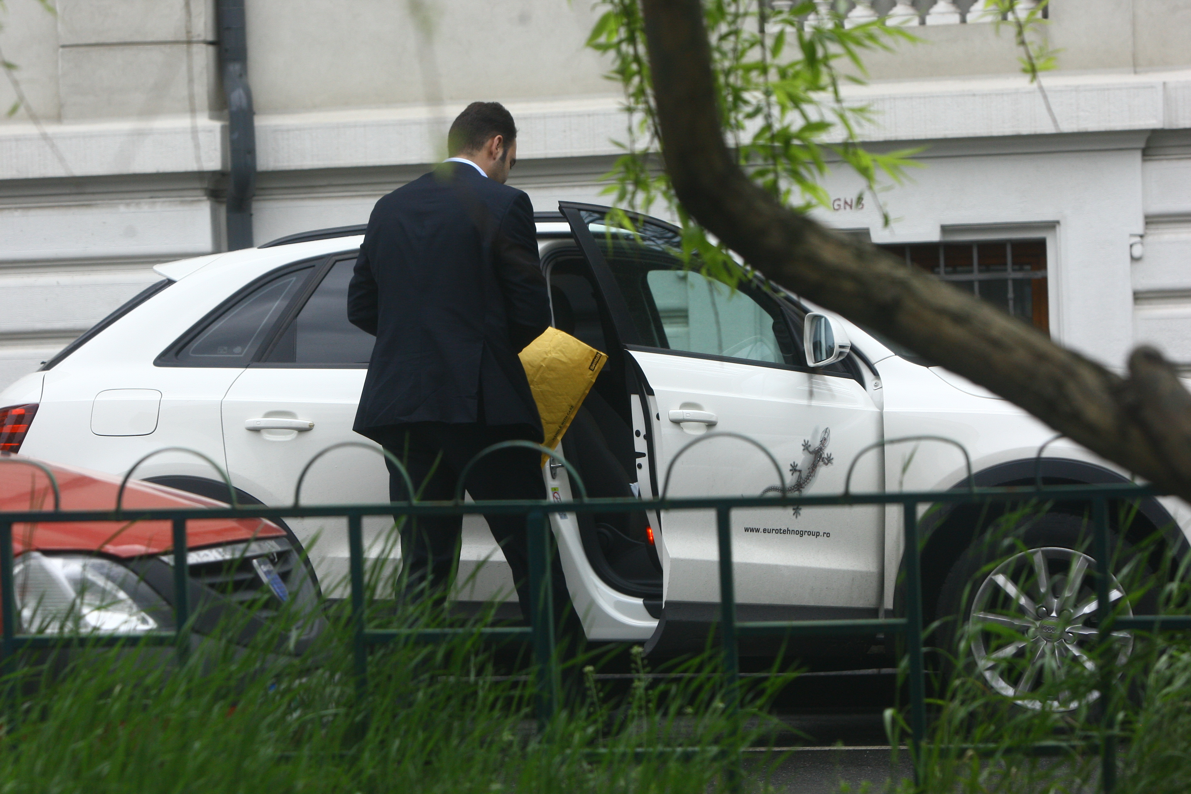 Soferul lui Pelinel baga in torpedou niste acte primite de la sefa sa