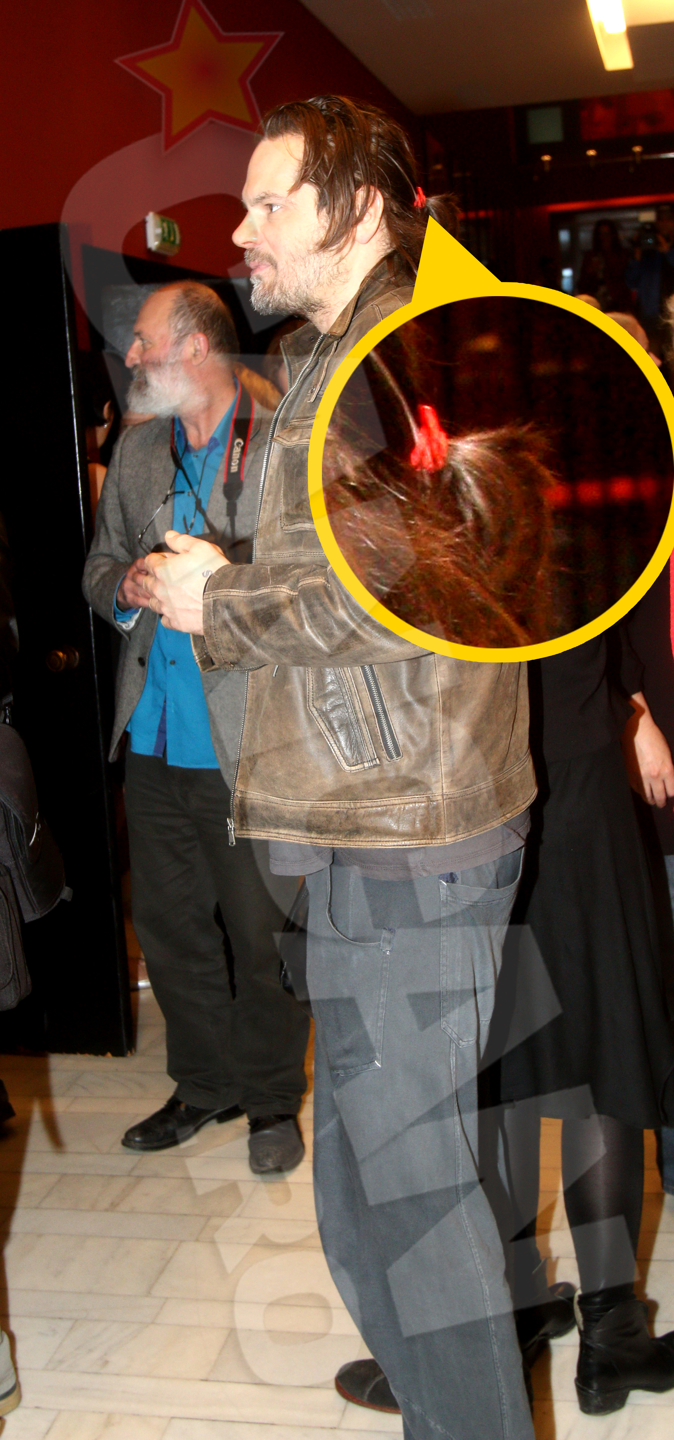 Actorul a socat chiar si cu coafura sa, avand parul prins cu un banal elastic