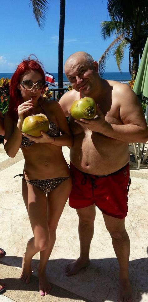 Cei doi porumbei se hidrateaza cu lapte de cocos