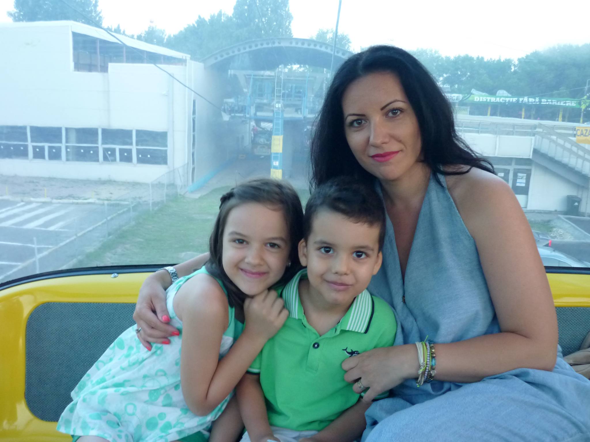 Emilia Budeanu, alaturi de cei doi copii pe care ii are cu Mihai