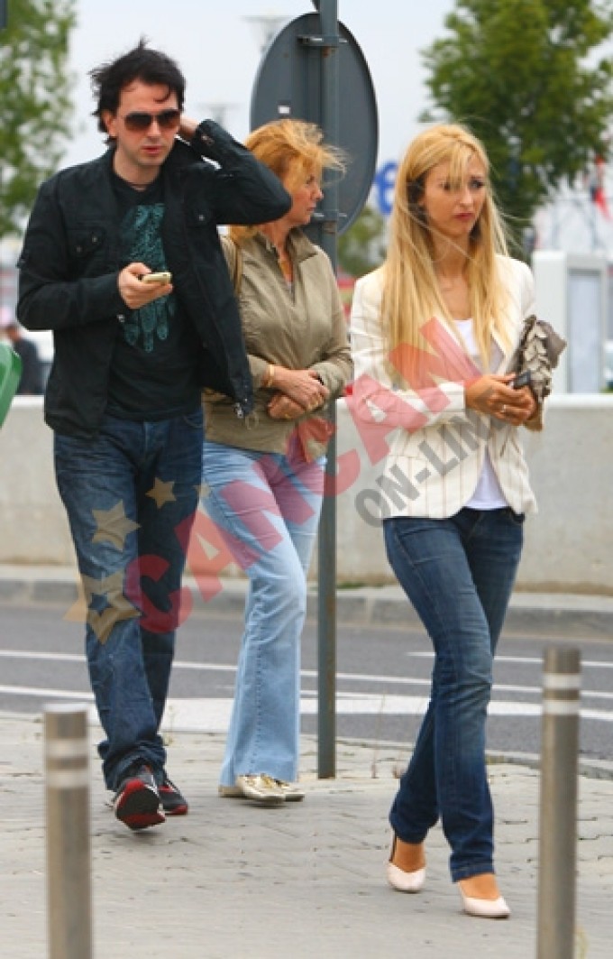 Mama lui Keo si Andreea erau foarte apropiate si petreceau mult timp impreuna cand aceasta venea in Romania