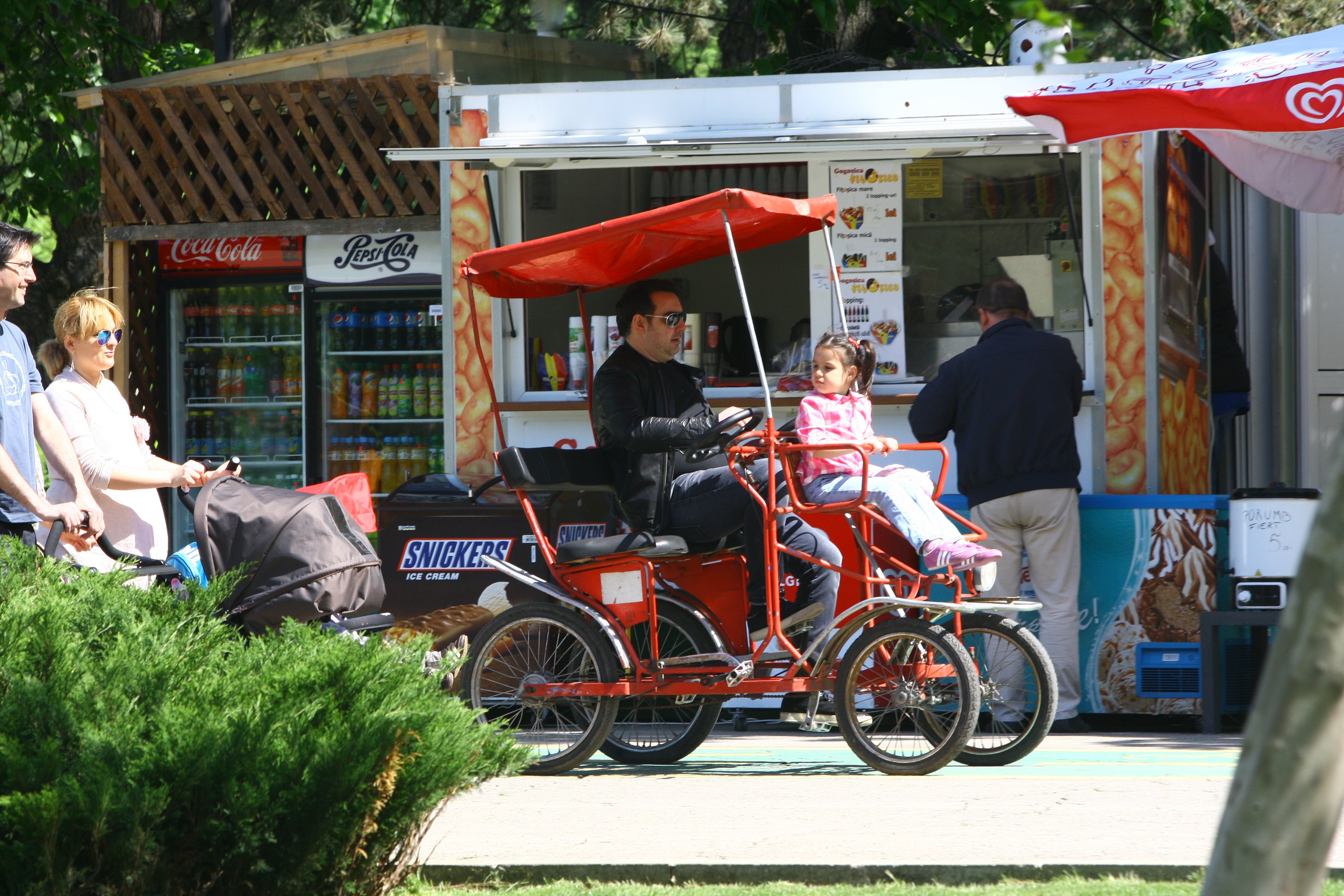 Silviu Andrei s-a plimbat cu fiica sa prin parc