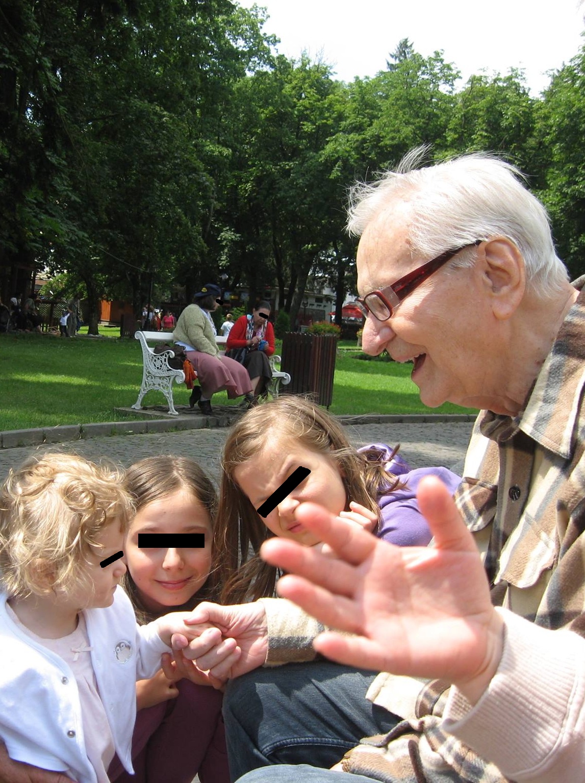 Marele actor a zambit tot timpul in care a fost inconjurat de copii, semn ca se simtea foarte bine in preajma lor