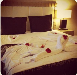Clientii sunt intampinati cu flori pe pat in celebrul hotel