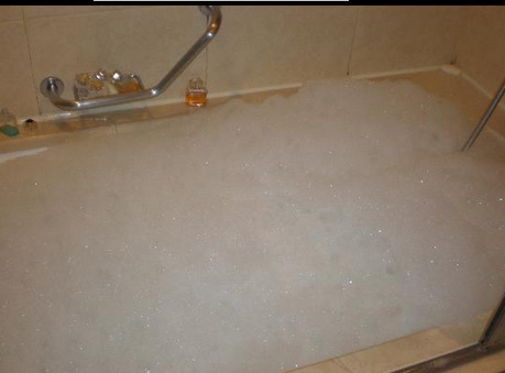 Hotelul le pune la dispozitie baie cu spuma clientilor