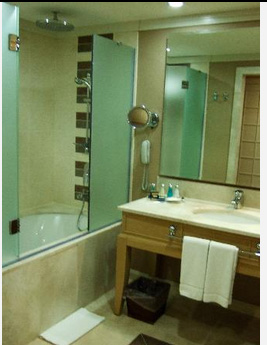 Si baia este decorata in acelasi stil luxos