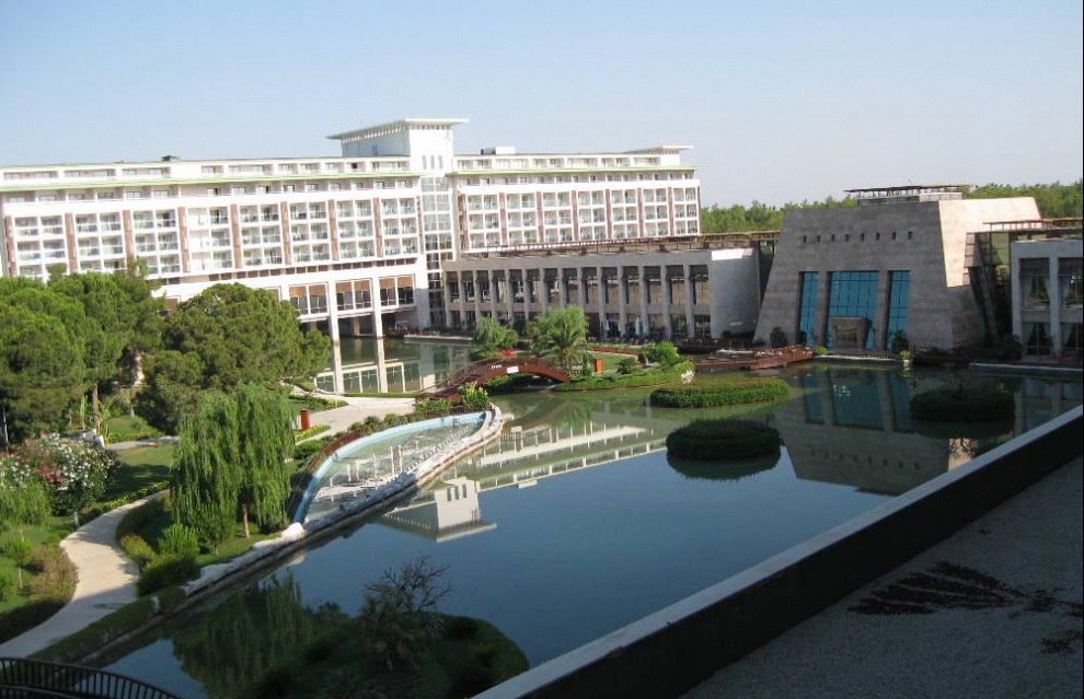 Aceasta este privelistea pe care o ofera camerele din luxosul hotel