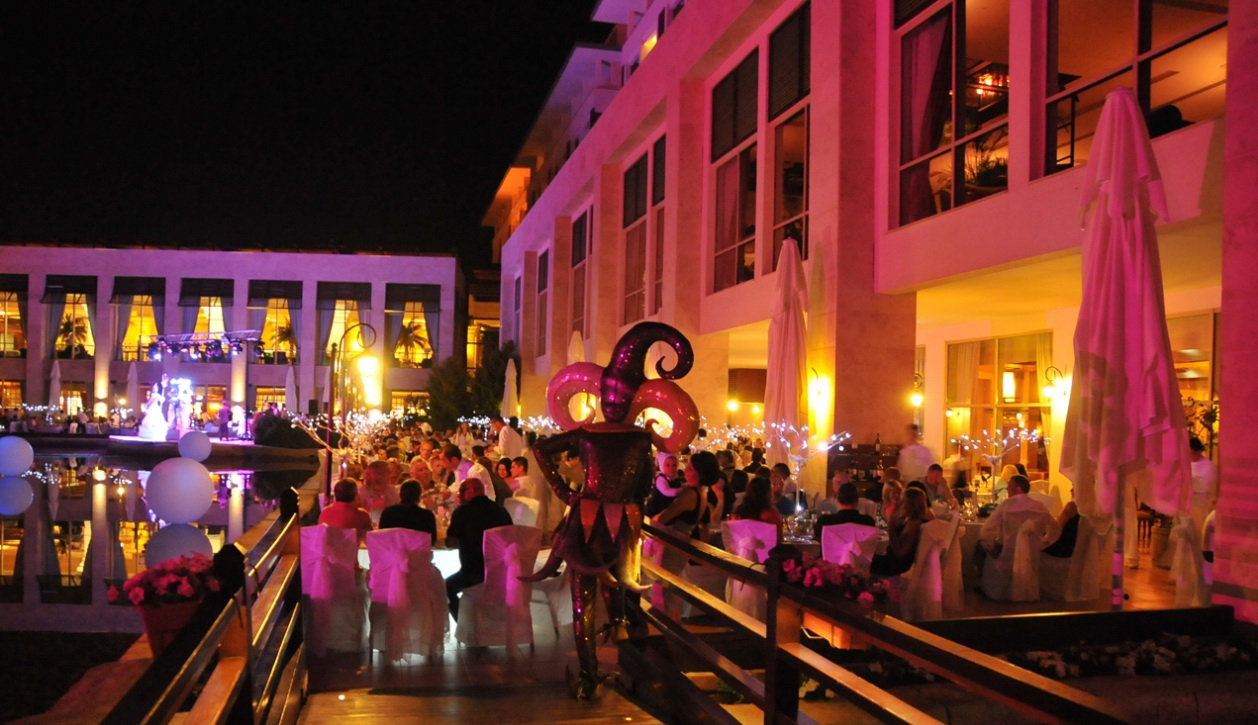 In unele seri, hotelul le pune la dispozitie clientilor adevarate spectacole la piscina