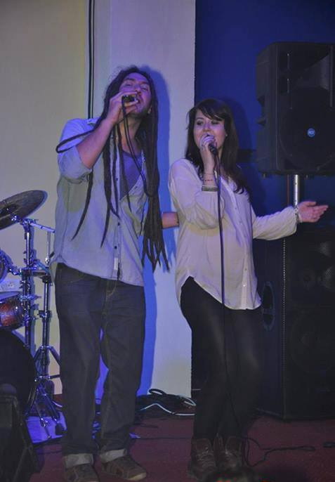 In viata de zi cu zi, Bogdan si Elena canta impreuna pe scena sursa: Han Racova