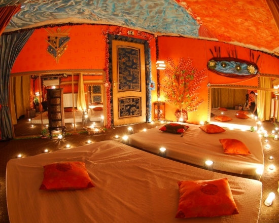 Politistii suspecteaza ca in casa fostului edil se practica prostitutia