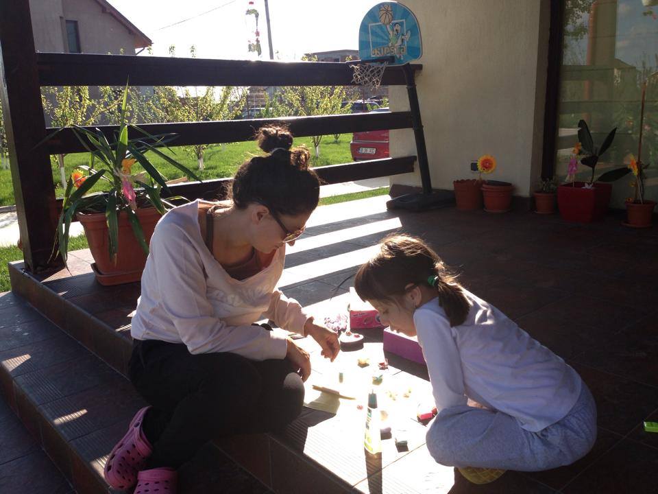 Ioana este mamica unei fetite care ii seamana leit