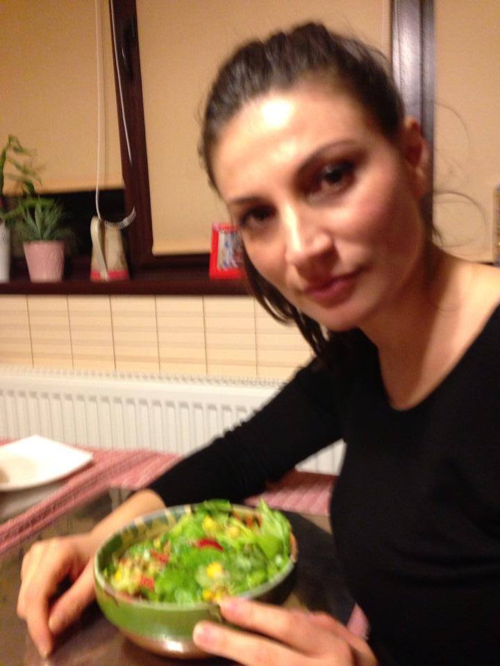 Ioana consuma multe salate si produse foarte sanatoase