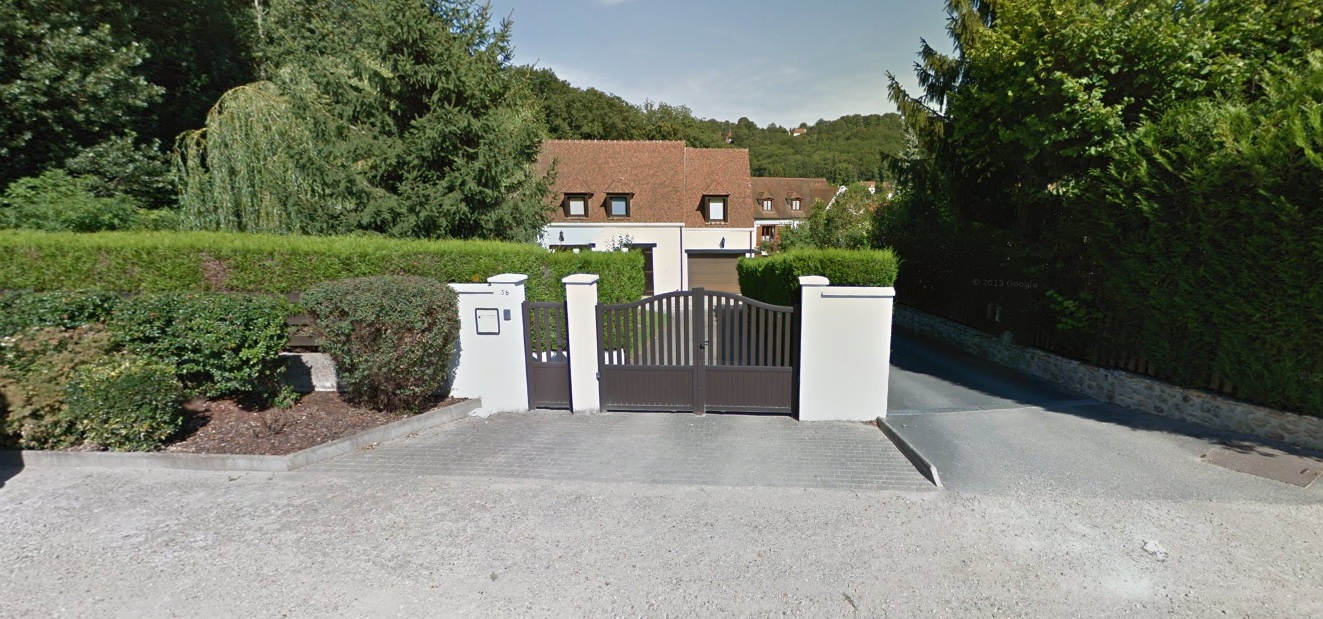 Adelina detine o casa intr-un cartier rezidential din Paris