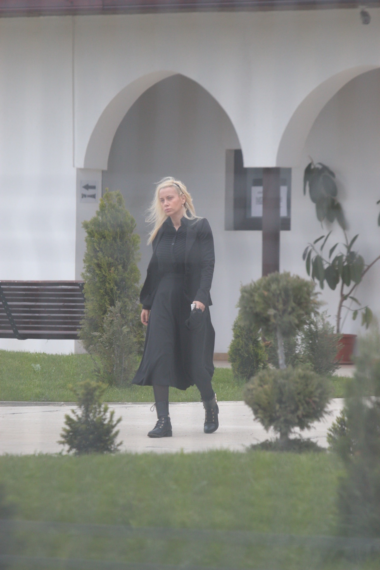 Simona a ajuns prima la capela, pentru a se ocupa de ultimele pregatiri pentru inmormantarea fratelui ei