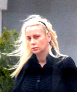 Vedeta era desfigurata de durere, iar pe chipul ei se vedeau urmele noptilor nedormite