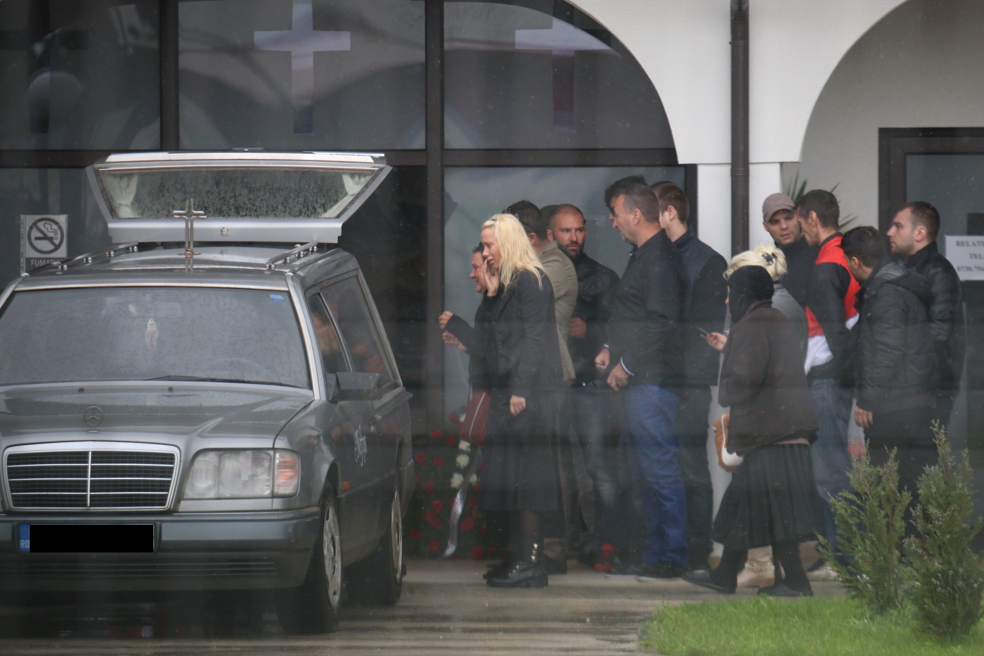 Simona a izbucnit in plans cand a vazut sicriul fratelui ei