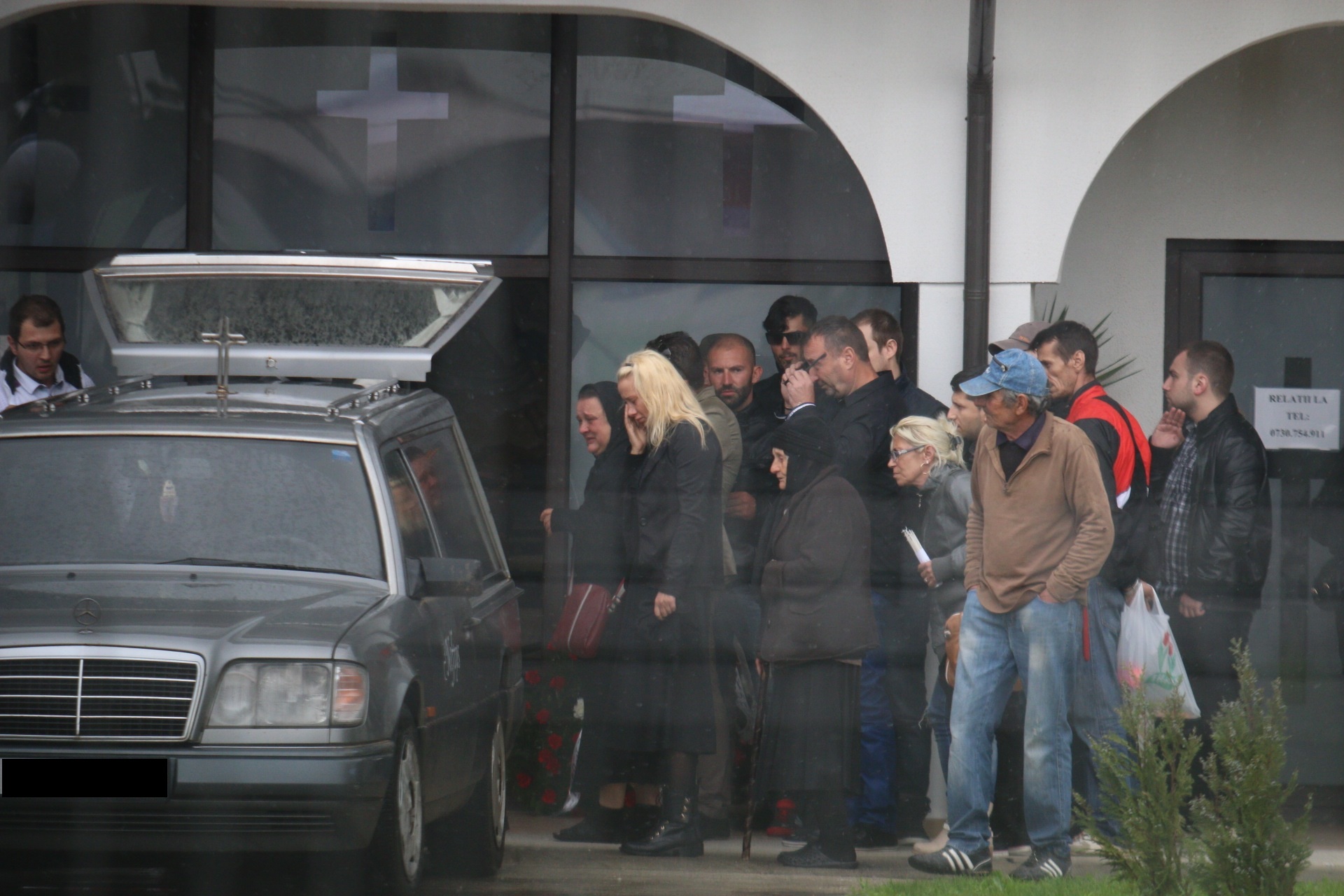 Blonda a avut un soc cand si-a vazut fratele mort