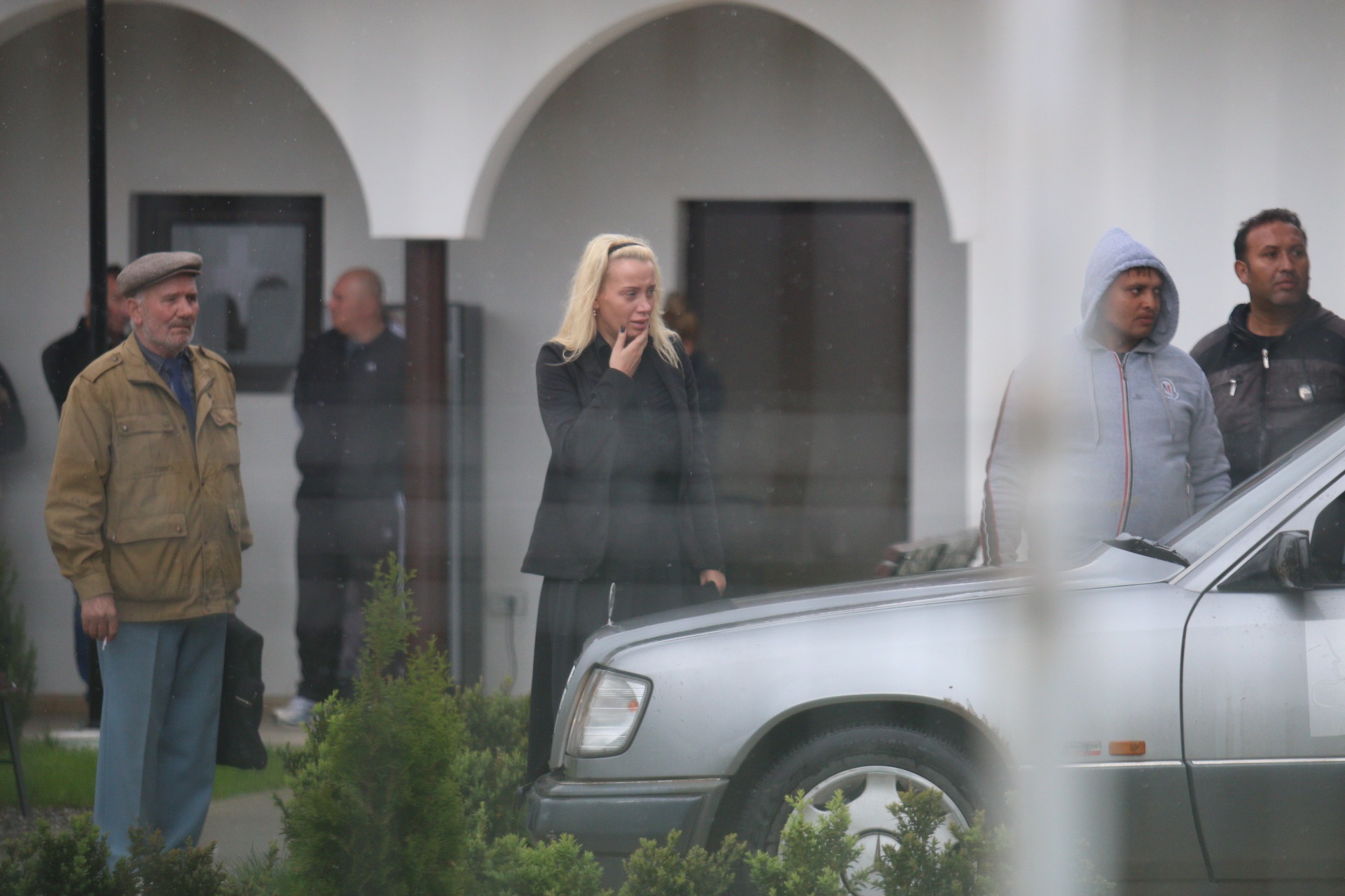 Simona a plans incontinuu la inmormantarea fratelui ei. Devastata de durere, a incercat sa se calmeze cu o tigara