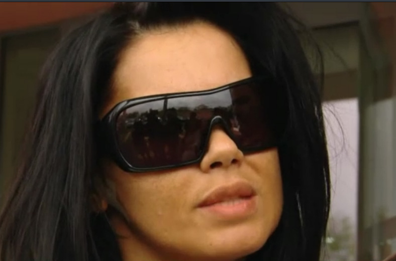 Oana a iesit din clinica cu ochelari de soare pe ochi