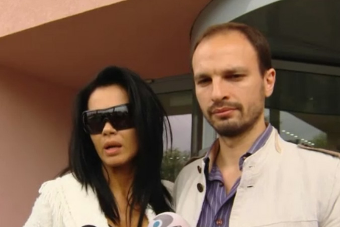 Bruneta a iesit din clinica alaturi de medicul ei