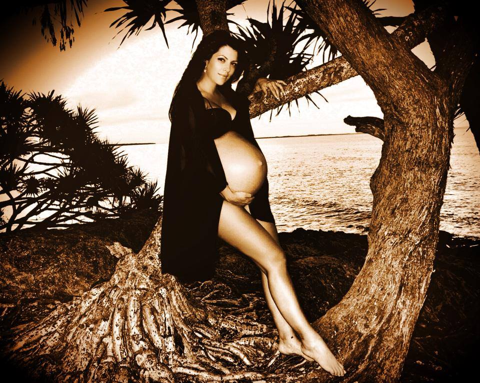 Celia are o burtica destul de mare si tuguiata, specifica unei mamici de baiat