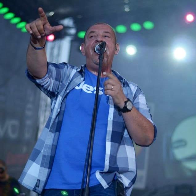 Bodo a luat in grija doi baieti mici, frati