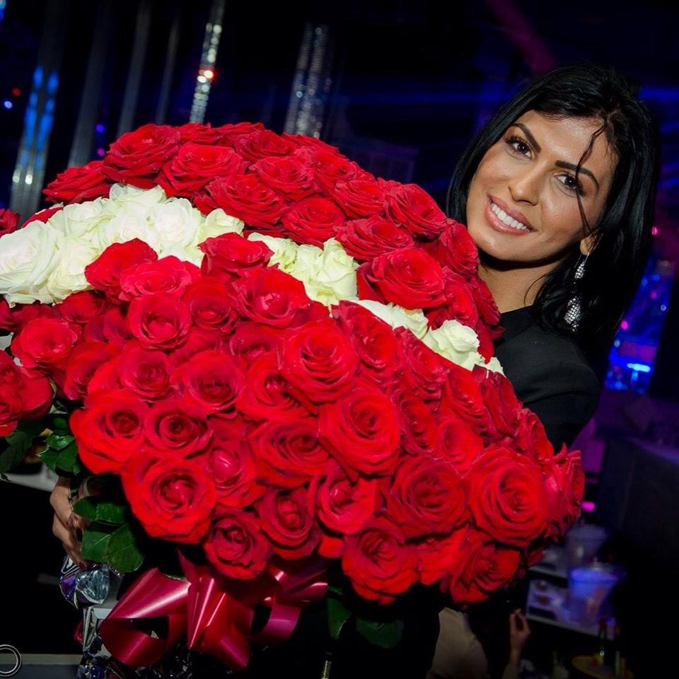 De ziua ei, Madalina a primit un buchet imens de trandafiri de la generosul ei iubit