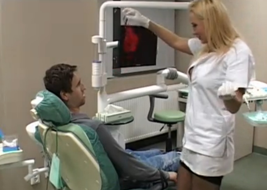 Cand si-a gasit bikinii, blonda i-a fluturat prin fata barbatului legat de scaun