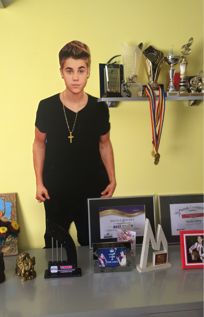 Adolescenta il are pe Justin Bieber chiar la ea in sufragerie foto: arhiva personala