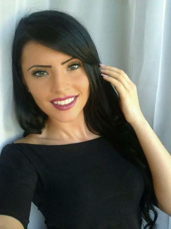 Tanara seamana foarte bine cu Adelina