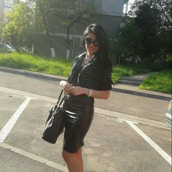 Bruneta seamana foarte bine cu vedeta