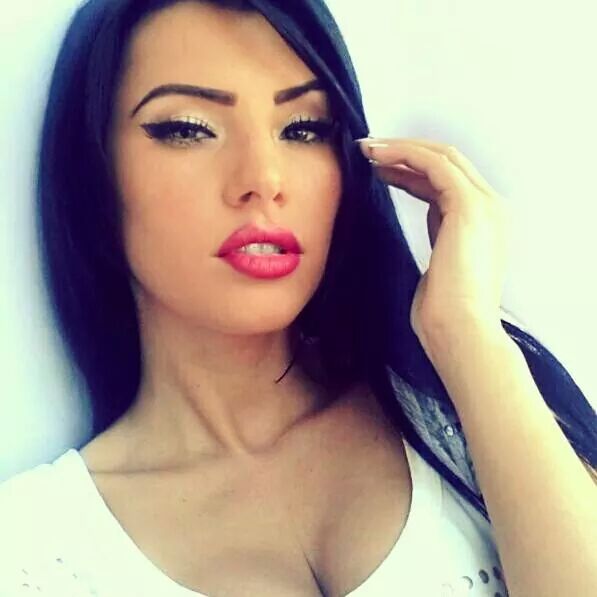 Bruneta pare sora geamana a Adelinei Pestritu