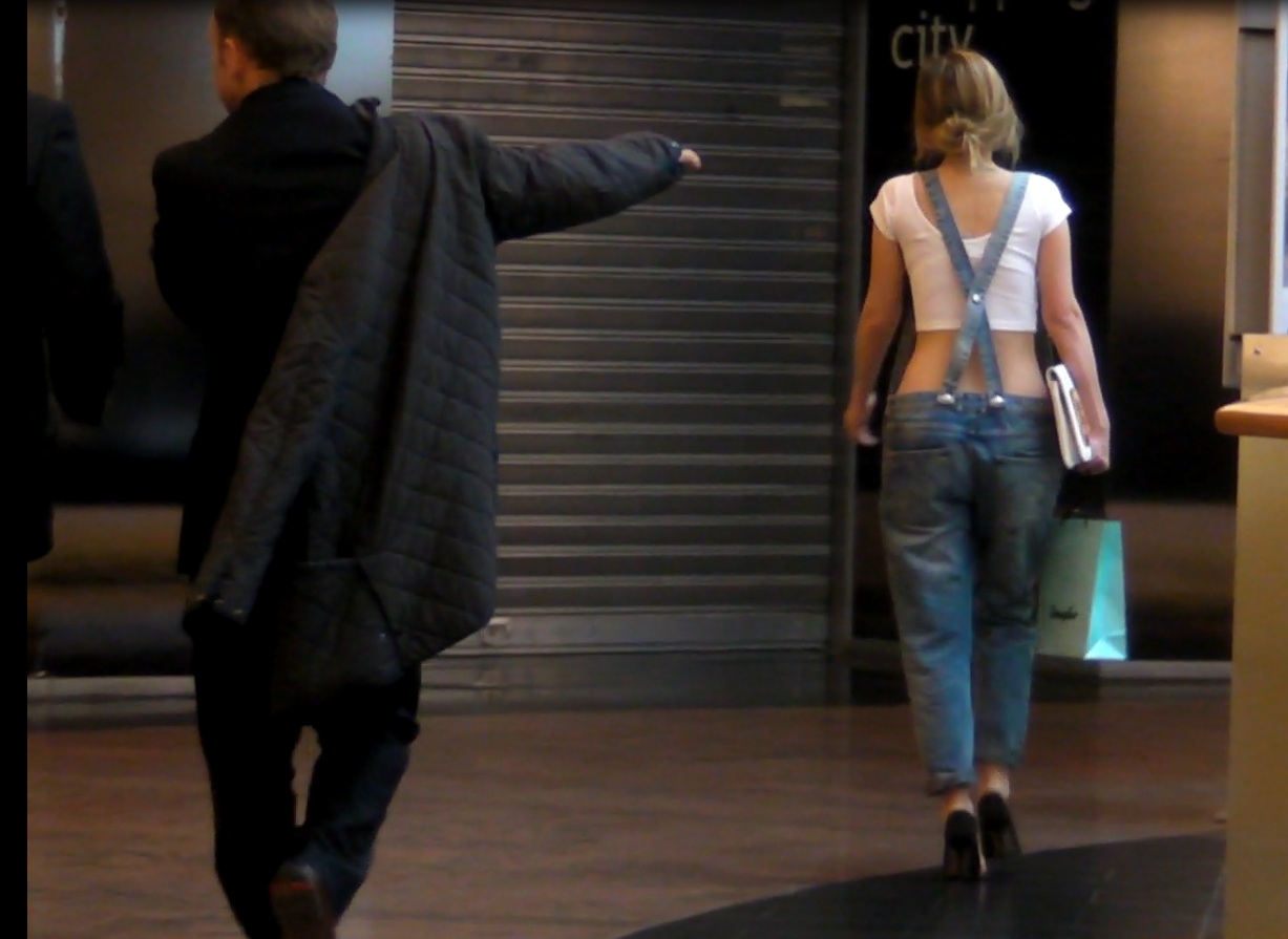 Dana Rogoz s-a imbracat intr-o tinuta fresh, foarte indrazneata