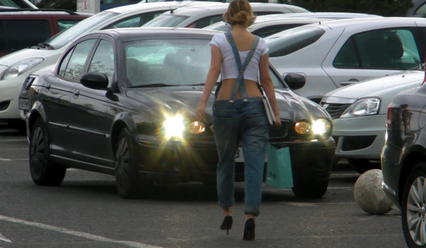 Dana Rogoz s-a imbracat intr-o tinuta fresh, foarte indrazneata