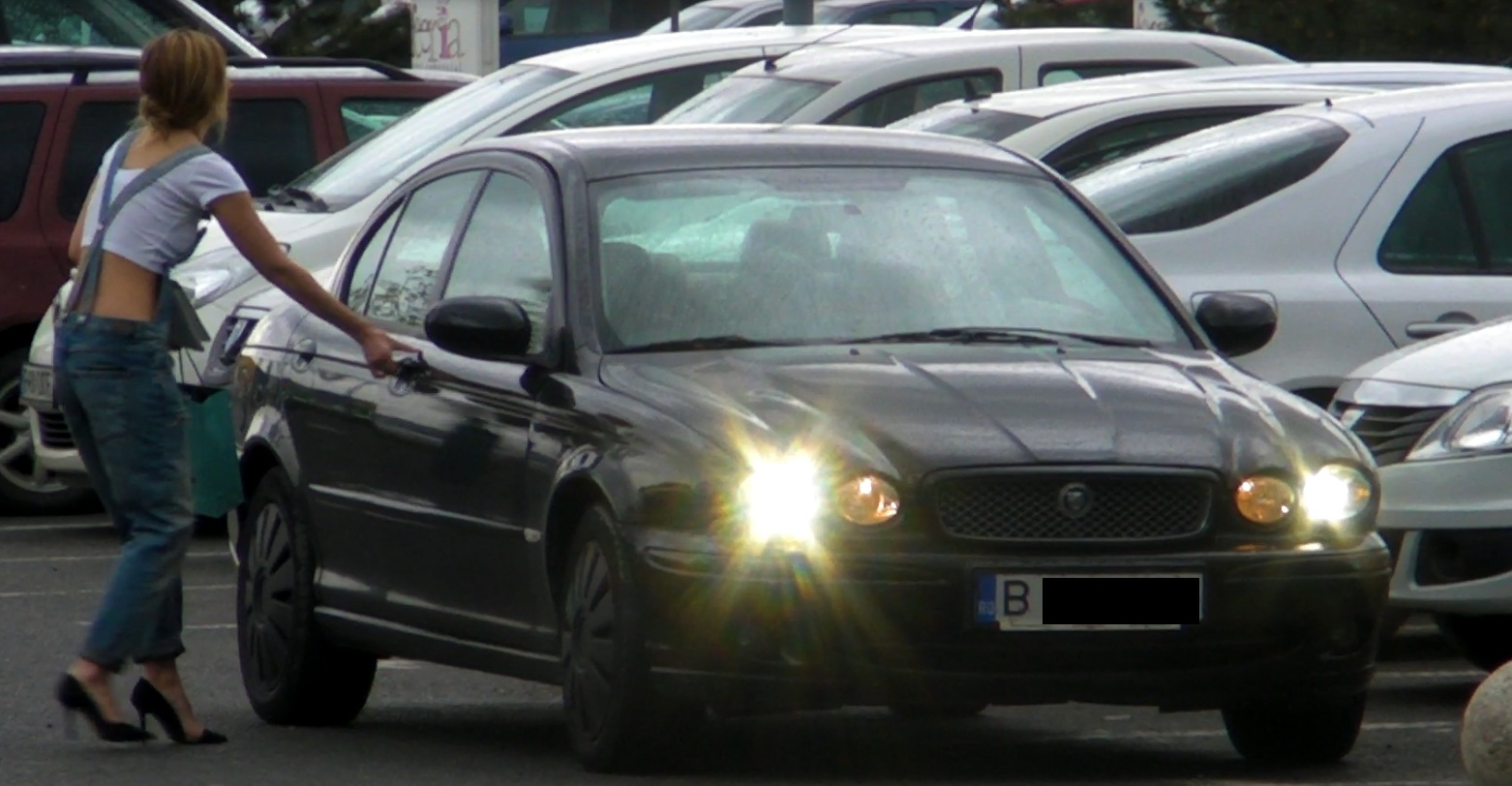 Dana a fost asteptata de sotul ei, in masina